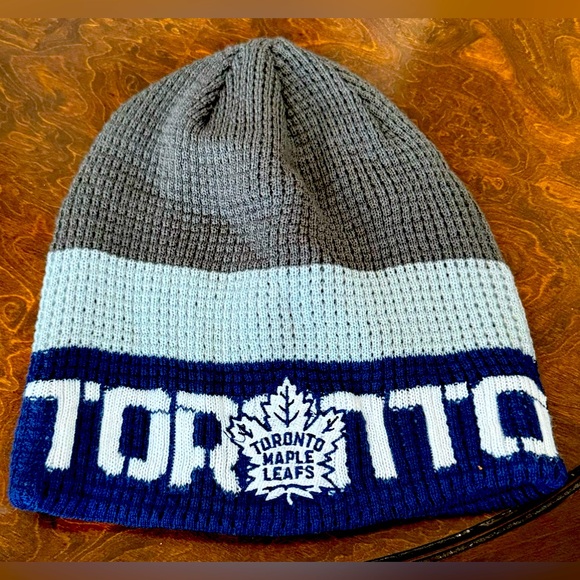 🏒 Toronto Maple Leafs Reebok NHL Winter Hat - $22 CAD 🧢 - Picture 1 of 5